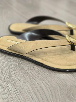 SANDALIA PLANA BOTÓN